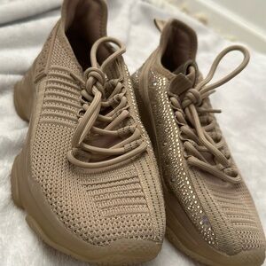 ‼️selling‼️ slightly damaged Steve maddens Sm Ny90’s